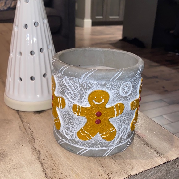 NEW GINGERBREAD MAN CANDLE - SCENT “Cozy Gingerbread House” Smells Good - Picture 1 of 3